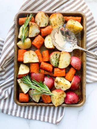 WHOLE30 ROASTED POTATOES AND CARROTS