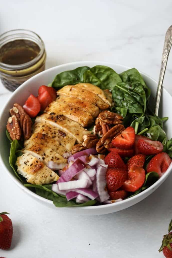 Salad with grilled chicken, strawberries and pecans