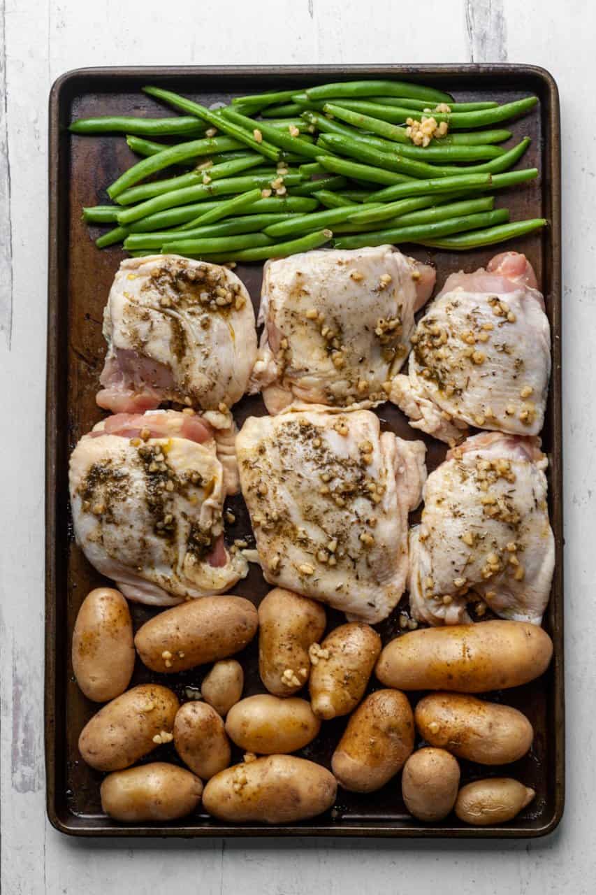 Sheet pan with chicken thighs, potatoes and green beans