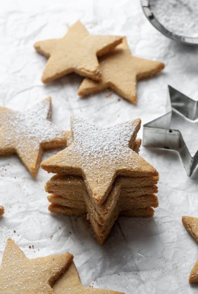 Star cookies with powdered sugar.