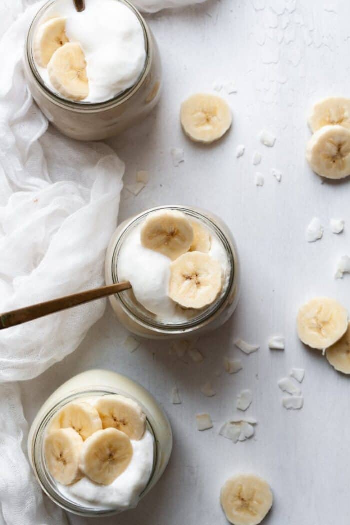 Vegan banana pudding in jars