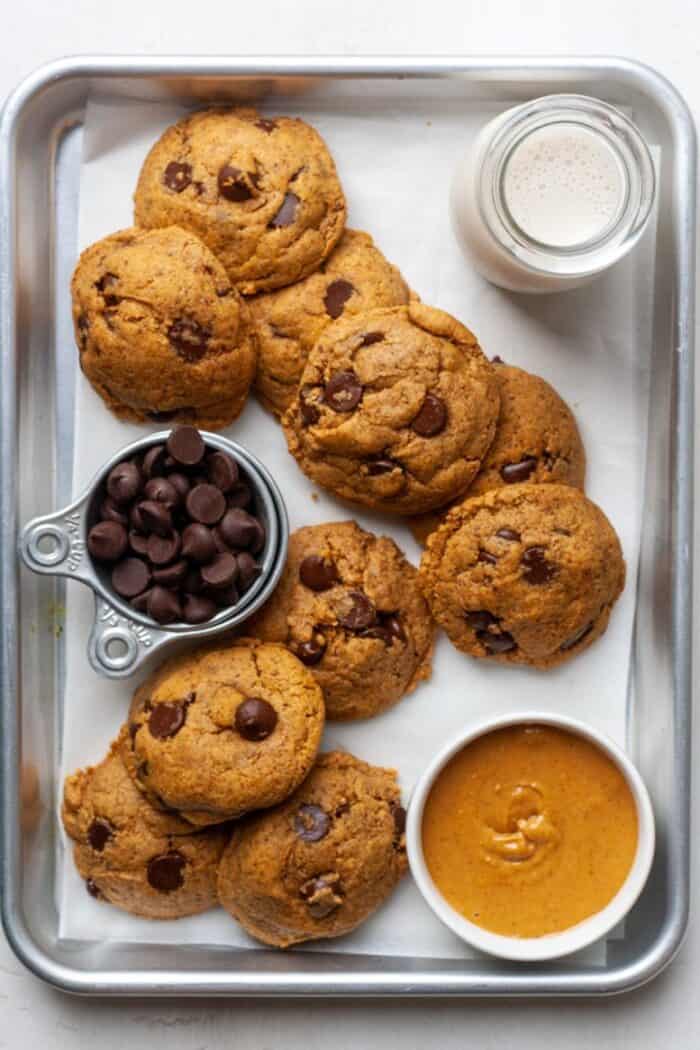 Baking pan with cookies
