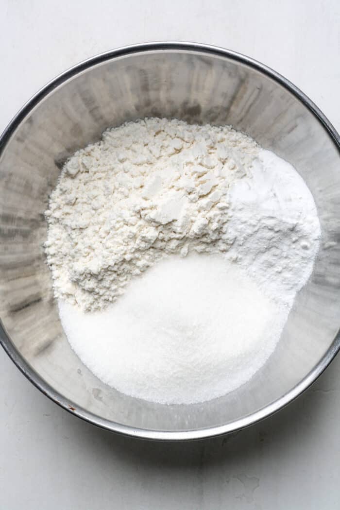Flour, sugar and baking powder in bowl