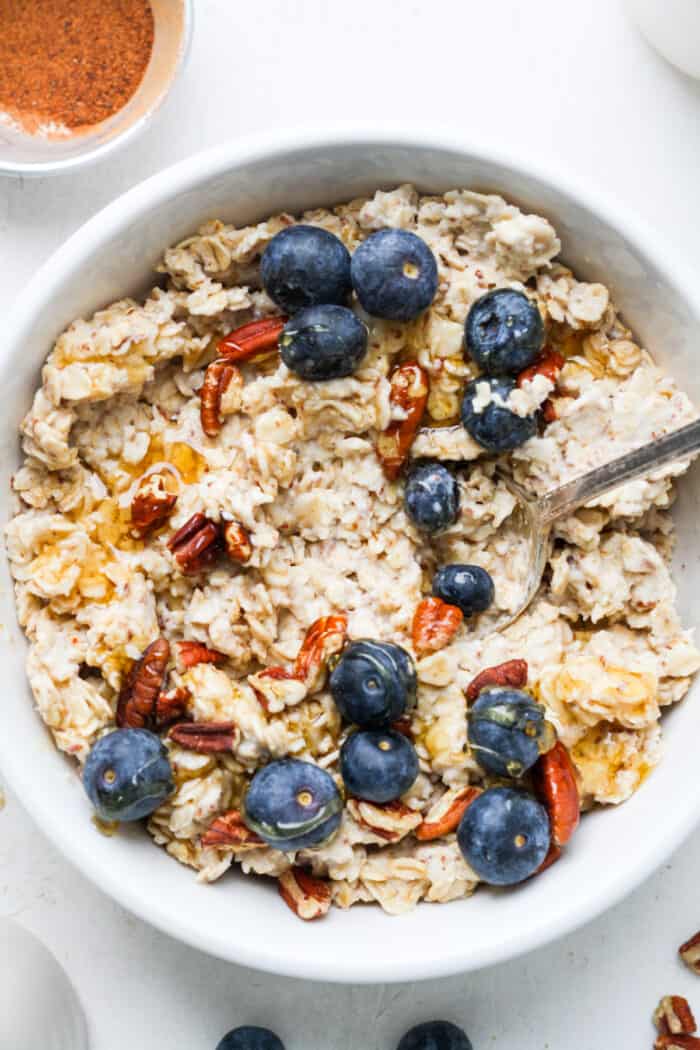 Oatmeal with flaxseed, blueberries and pecans