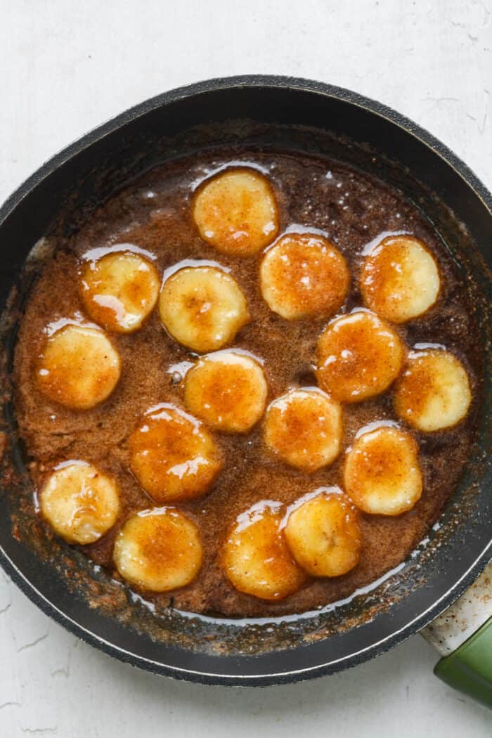 Caramelized bananas in pan