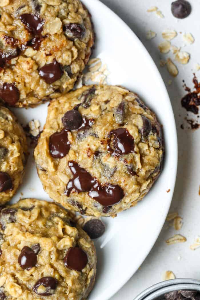 Gooey oatmeal cookies with dark chocolate cookies
