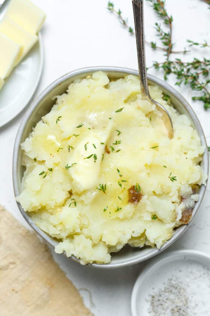 Mashed potatoes with butter in bowl