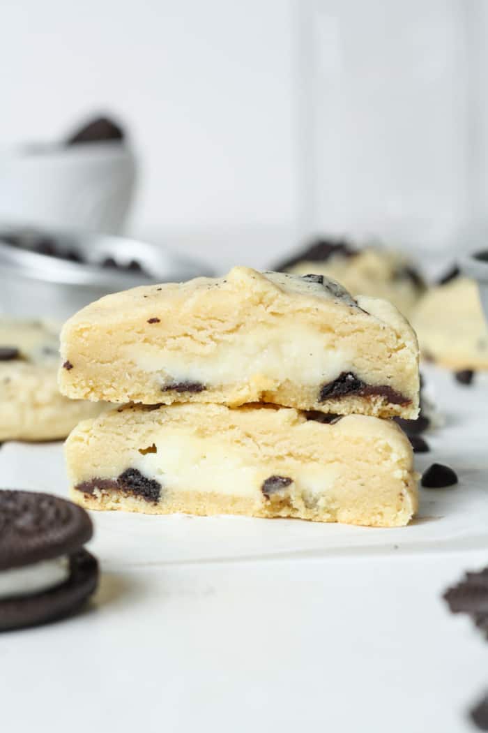 Creamy cheesecake cookies with Oreos.