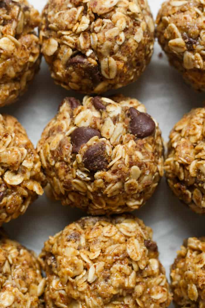 Energy balls with peanut butter and oats.