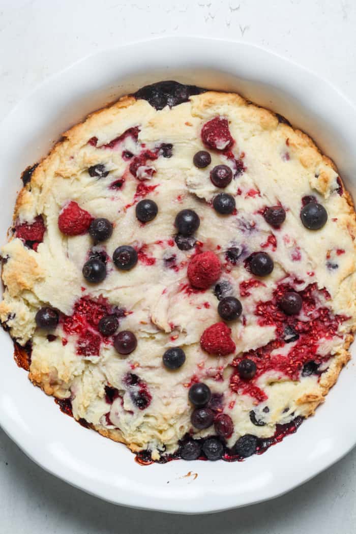 Baked cake with berries.