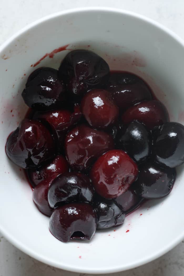Juicy cherries in bowl.