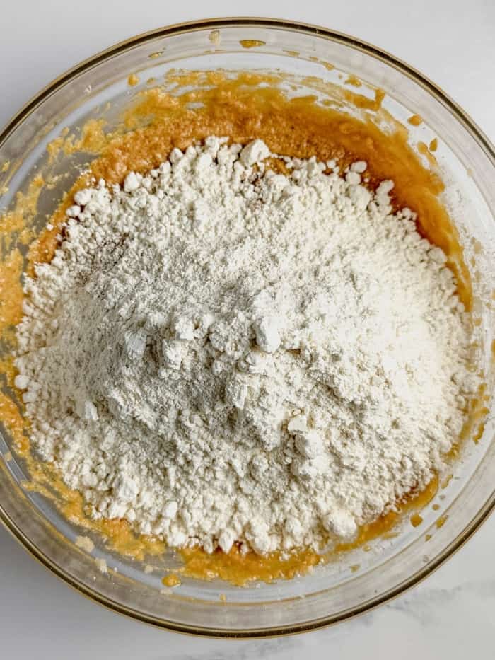 Flour and pumpkin in bowl.