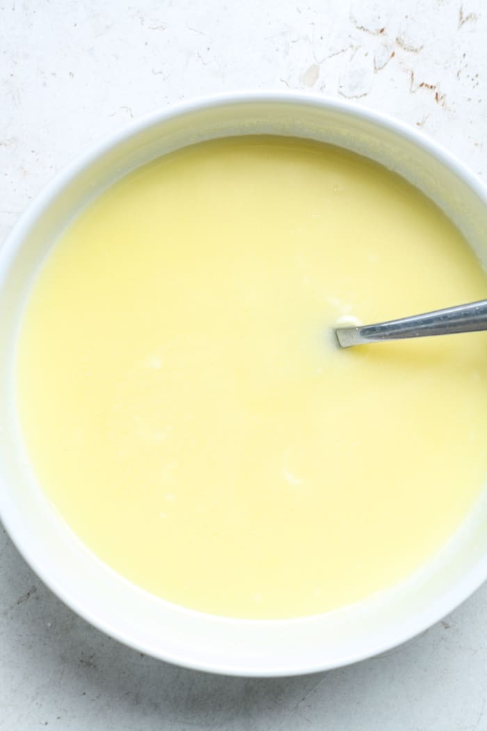 Melted white chocolate in bowl.