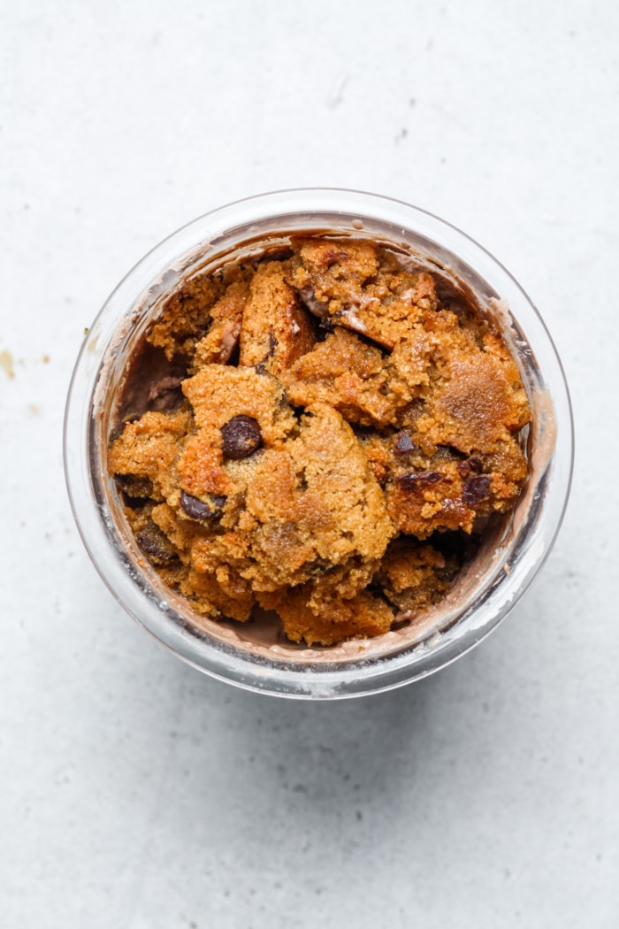 Cookies with creamy mixture.