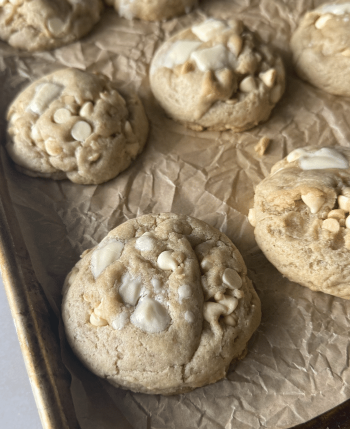 Baked white chocolate cookies.