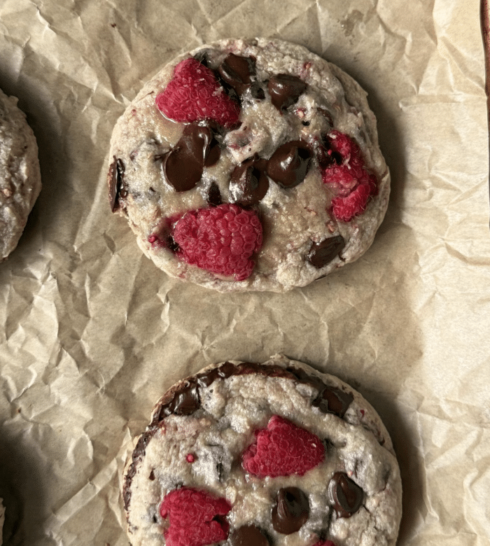 Pan with fruity cookies.