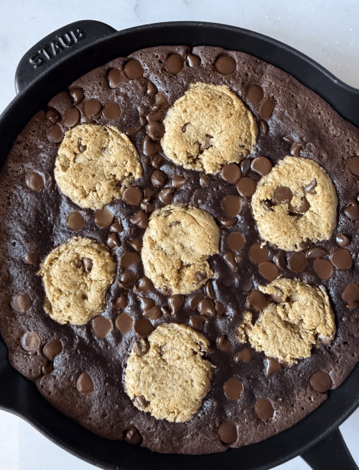 Baked skillet with chocolate.